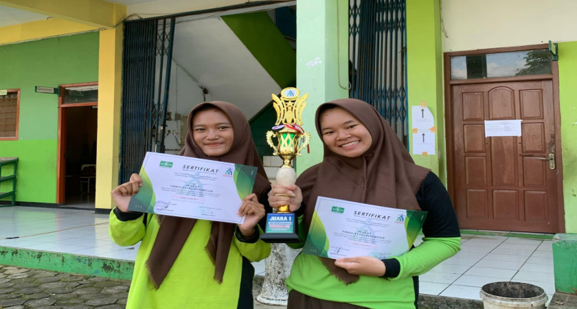 Niken Faza Amalia dan Jean Niendya Ajeng Sekar Ayu, Siswi MA Walisongo Pecangaan Juara 1 Vlog Reportase Porsema XIII 2025