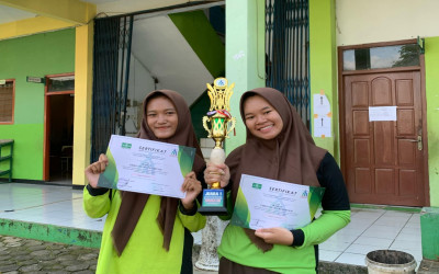 Niken Faza Amalia dan Jean Niendya Ajeng Sekar Ayu, Siswi MA Walisongo Pecangaan Juara 1 Vlog Reportase Porsema XIII 2025